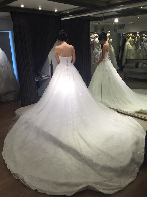Luxurious Strapless White Lace Appliques Tulle Wedding Dresses